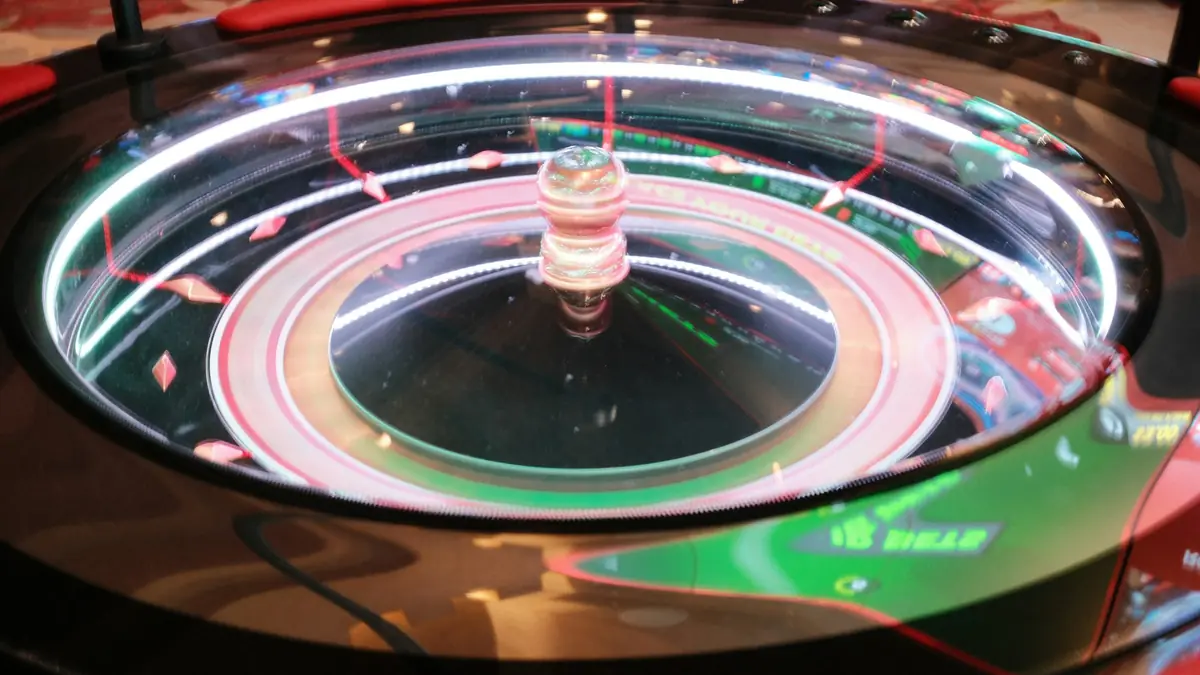 Vòng quay roulette điện tử phát sáng, minh họa casino Kubet
