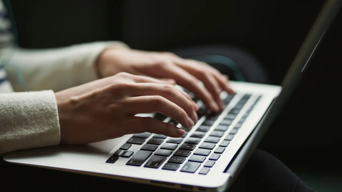 Người dùng gõ thông tin trên laptop khi đăng ký Kubet